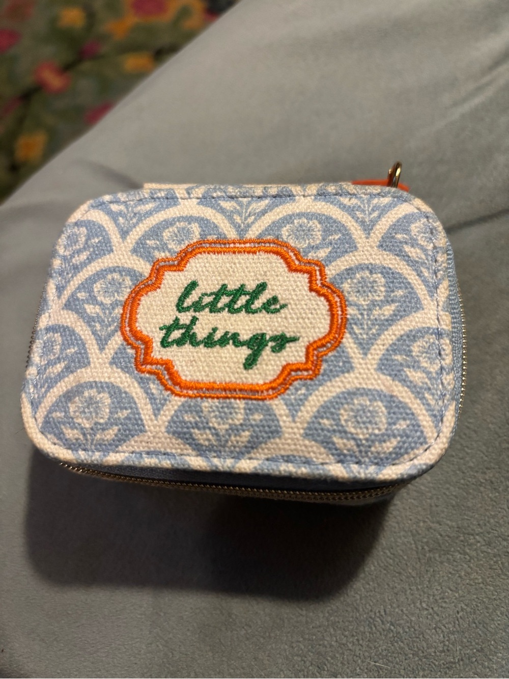 Mini canvas jewelry box/periwinkle and white flowers/zipper closure